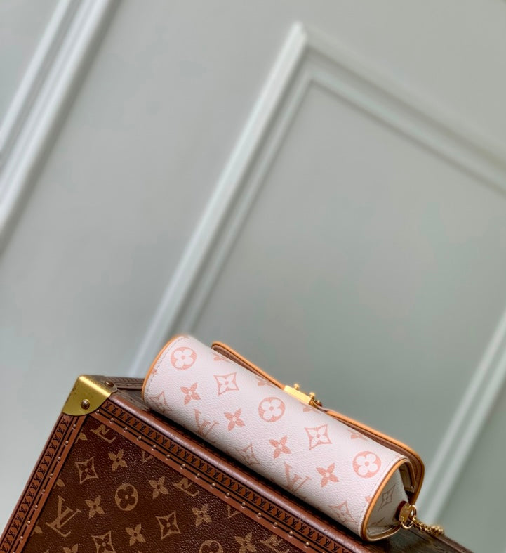 Louis Vuitton Rosy Monogram Canvas Chain Clutch