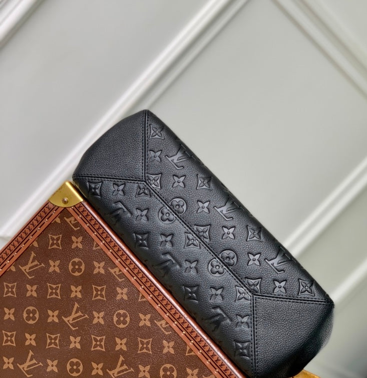 Louis Vuitton Lockme Ever MM – Empreinte Leather in Noir