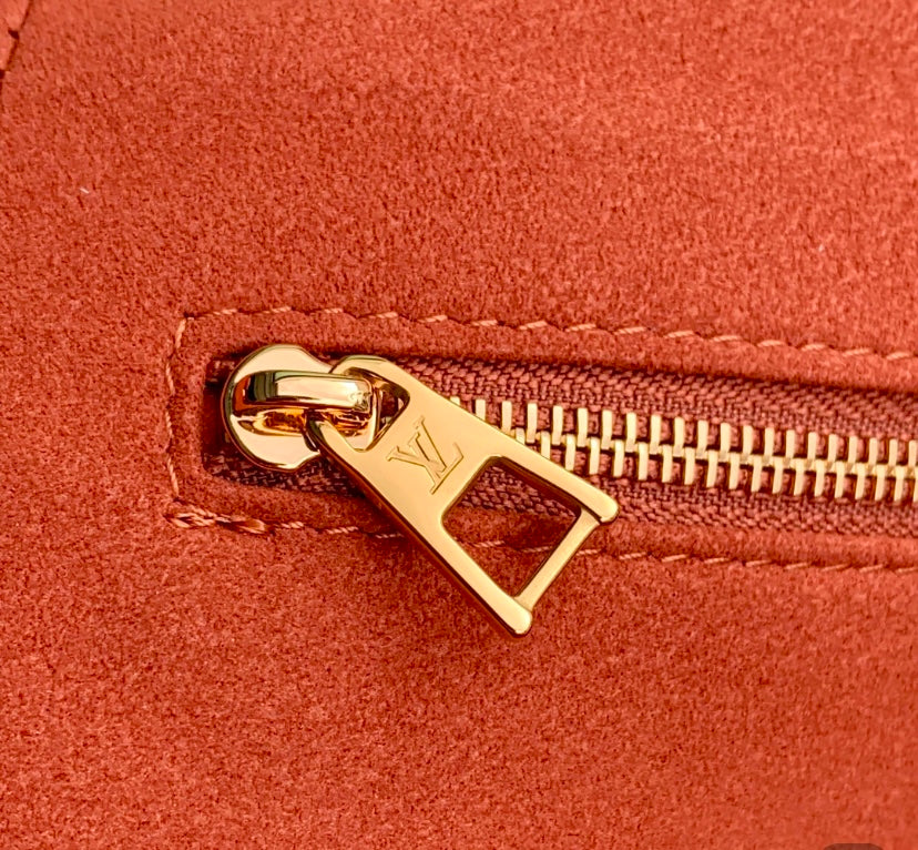 Louis Vuitton Lockme Ever MM – Empreinte Leather in Noir