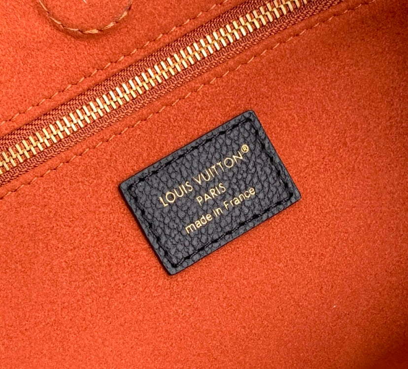 Louis Vuitton Lockme Ever MM – Empreinte Leather in Noir