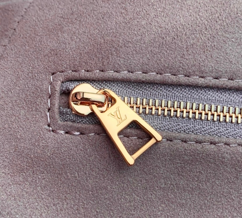 Louis Vuitton Lockme Ever MM – Empreinte Leather in Rose Poudre