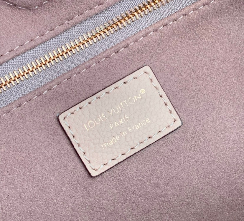 Louis Vuitton Lockme Ever MM – Empreinte Leather in Rose Poudre