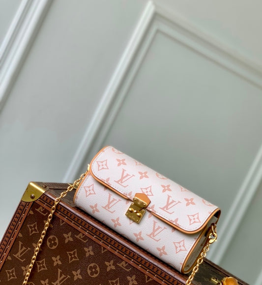 Louis Vuitton Rosy Monogram Canvas Chain Clutch